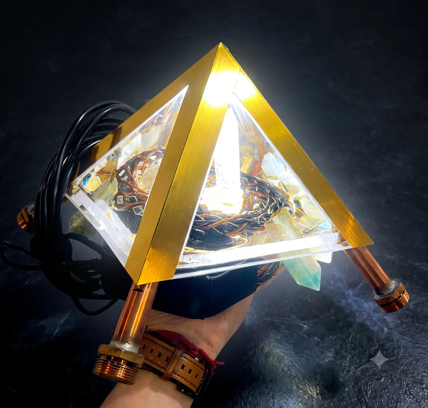 Copper Pyramid with Quantum Vortex PEMF | NEXUS CORE 3-System | 624m Rodin Coil | Rife Frequencies 1Hz–150kHz | Strobe Light Therapy | Frequency Lab AI Included | Giza 51° Sacred Geometry | Selenite | Collapsible | Handmade — Metayantra