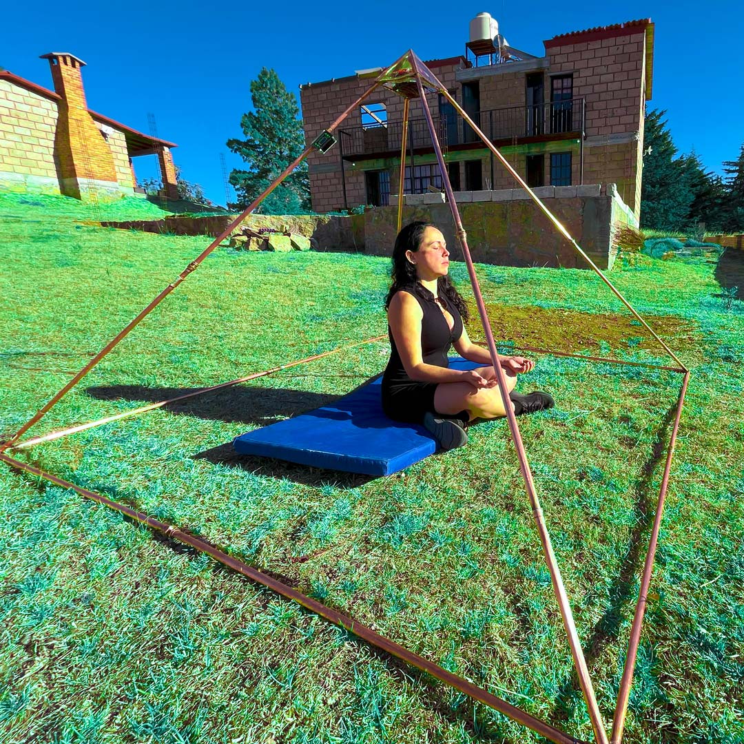 Copper Pyramid with Quantum Vortex PEMF | NEXUS CORE 3-System | 624m Rodin Coil | Rife Frequencies 1Hz–150kHz | Strobe Light Therapy | Frequency Lab AI Included | Giza 51° Sacred Geometry | Selenite | Collapsible | Handmade — Metayantra