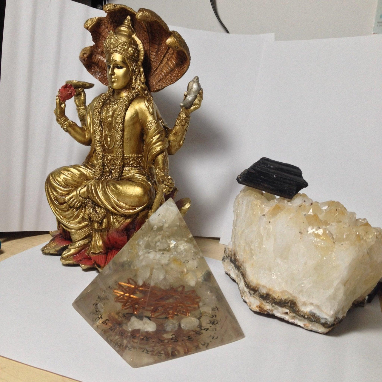 White Tara Mantra Citrine 12 Vortex Pyramid - Metayantra Consciencia