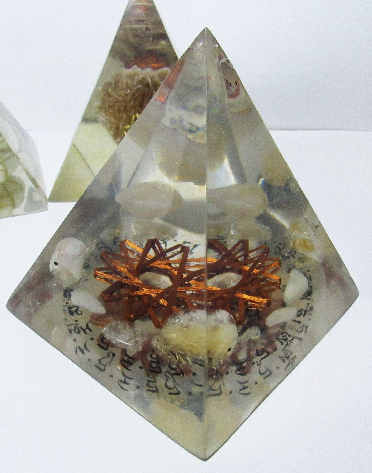 White Tara Mantra Citrine 12 Vortex Pyramid - Metayantra Consciencia