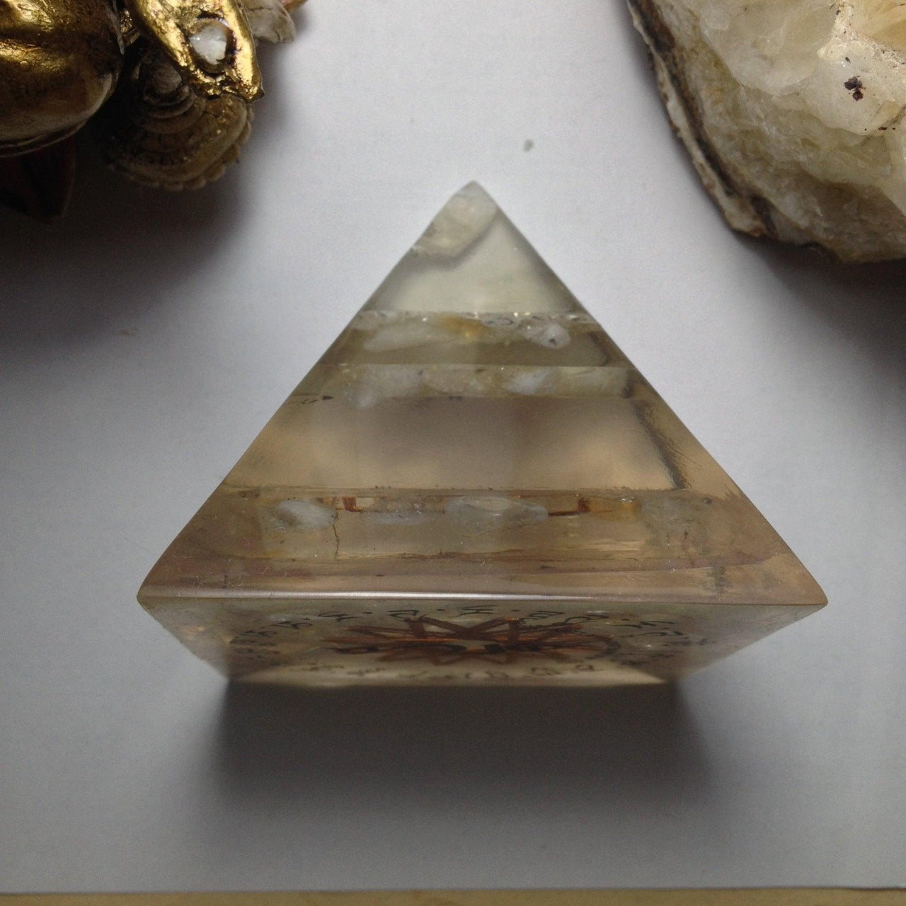 White Tara Mantra Citrine 12 Vortex Pyramid - Metayantra Consciencia